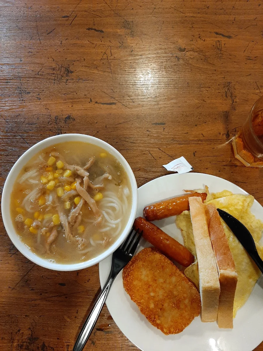 湯蛋麵附以鸡柳及鱼腐